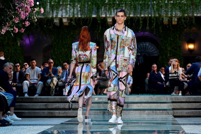 Donatella Versace porta in passerella il ricordo del fratello Gianni Versace Un'immagine tratta dall'ultima sfilata di Versace a Milano