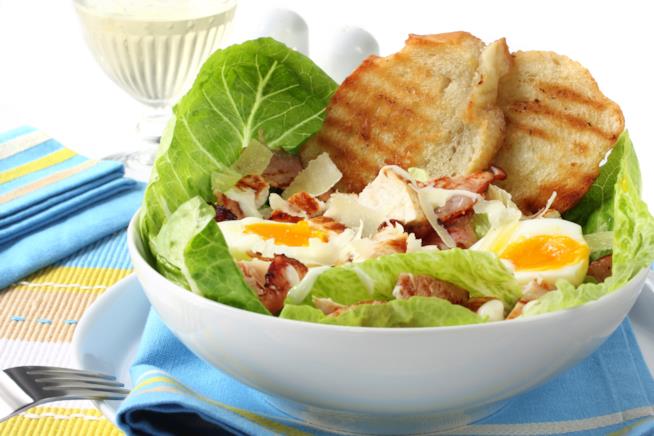 Caesar salad con lattuga, pollo, bacon e uova sode Caesar salad