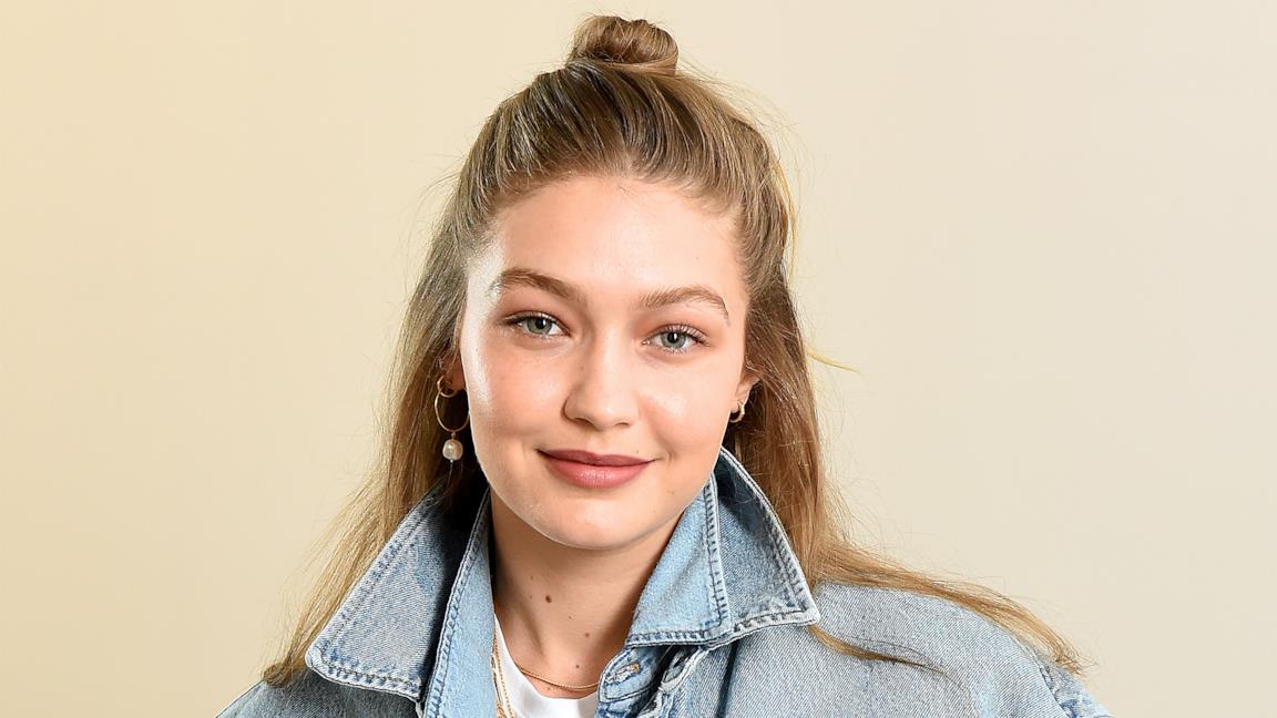 Gigi Hadid in look Birkenstock