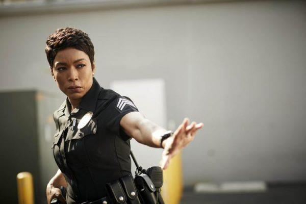 Athena Grant in un'immagine promozionale da 9-1-1 9-1-1: immagine promozionale di Athena Grant