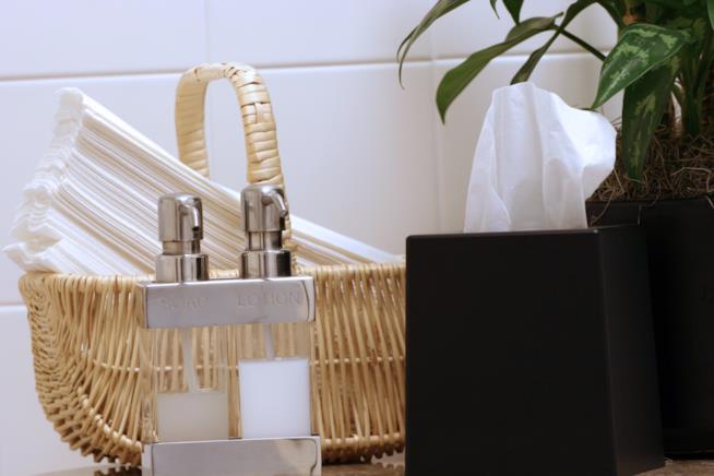 Il benessere nella sala da bagno parte da un design attento delle superfici, dei mobili e degli accessori Accessori da bagno in coordinato per un bagno progettato come un'oasi dedicata al benessere