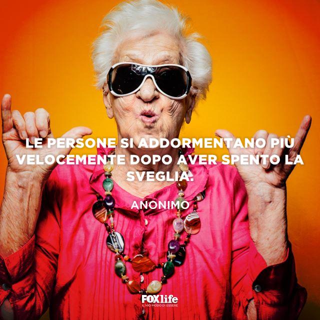 Frase simpatica sul mattino Signora anziana vestita da rapper