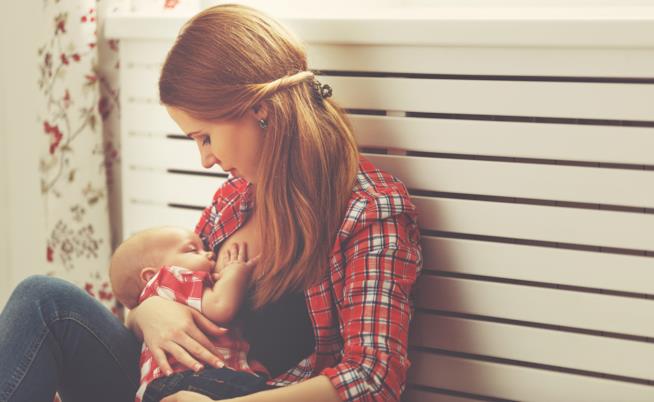 Allattamento al seno: tutto ciò che avresti voluto sapere Donna che allatta