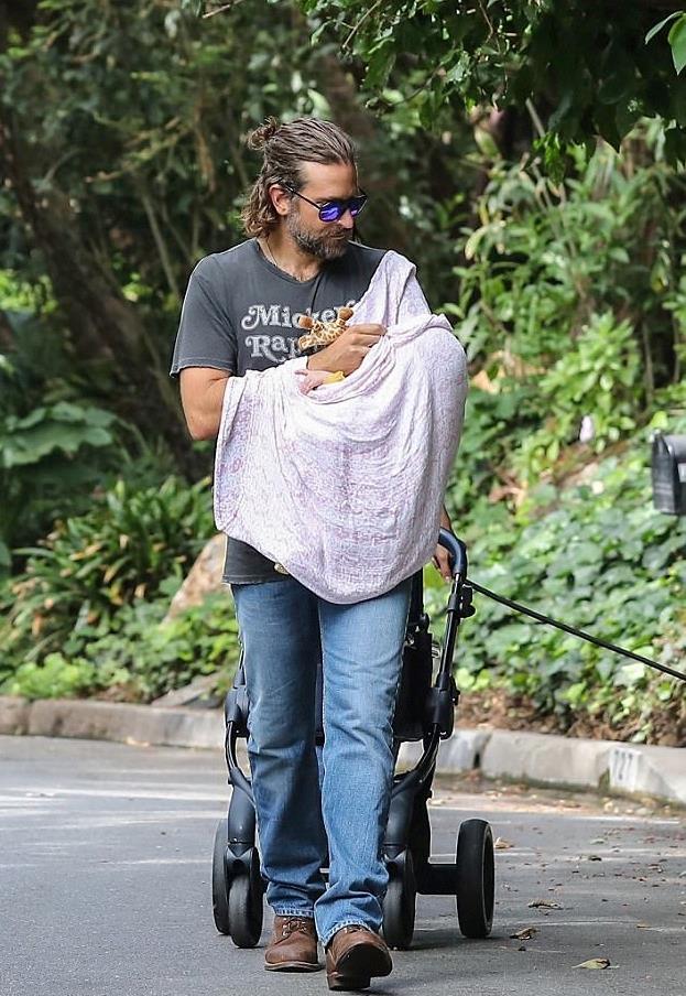 Tutti i vip diventati papà per la prima volta nel 2017 Bradley Cooper con la piccola Lea