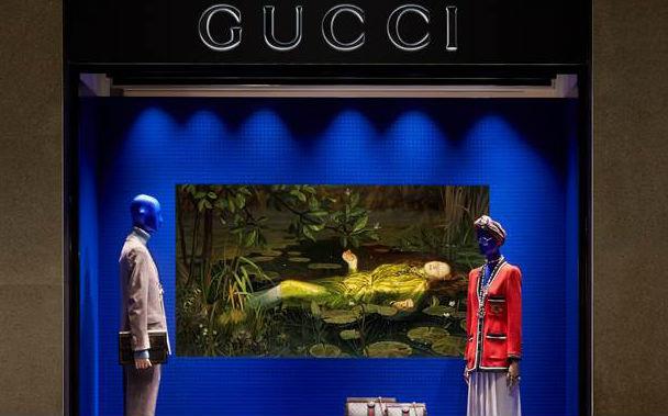 Gucci collabora l'artista Ignasi Monreal per la stagione P/E 2018 Vetrina Gucci in Via Montenapoleone