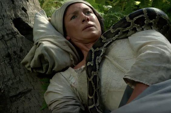 Claire Claire avvolta dal serpente