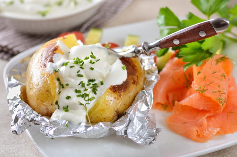 Patate con panna acida e salmone Patate ripiene di panna acida e salmone affumicato