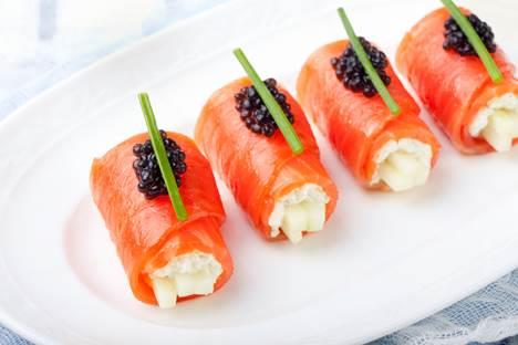 Involtini freschi di salmone affumicato ripieni Un antipasto di pesce fresco: i fagottini di salmone ripieni