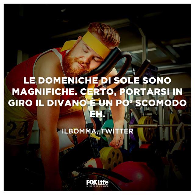 La domenica è un giorno da divano Uomo dorme sugli attrezzi da palestra