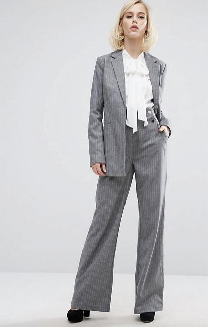Completo gessato Completo gessato giacca-pantalone indossato da una modella