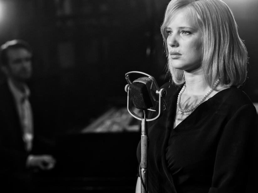 Cold War: un scena del film Cold War: Joanna Kulig in una scena delf ilm