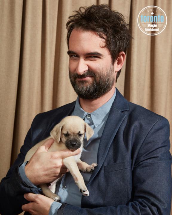 Jay Duplass tiene un cucciolo in braccio