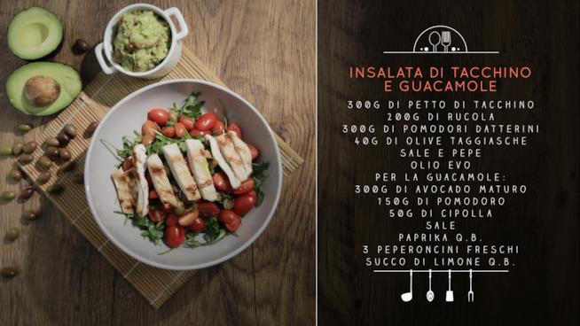 Insalata di tacchino alla piastra e guacamole di avocado Insalata di tacchino e guacamole