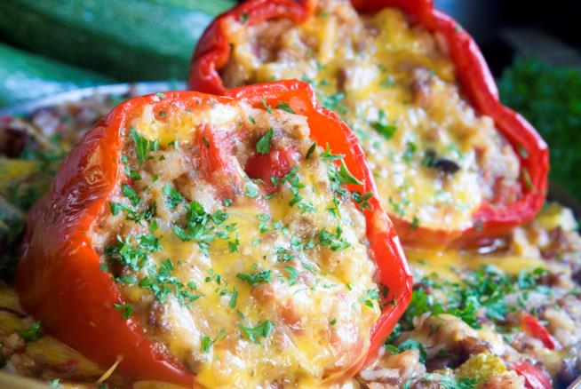 Peperoni ripieni con provola e prosciutto, la ricetta ricca Ricetta di peperoni ripieni con provola e prosciutto, ricetta