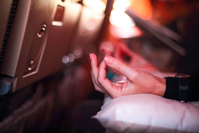 yoga da fare in aereo Yoga su un aereo: le asane