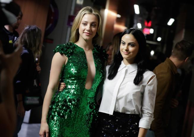 Lili Reinhart e Camila Mendes contro gli eccessi di Photoshop Lili Reinhart e Camila Mendes