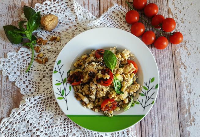 Insalata di cous cous Piatto con cereali e verdure