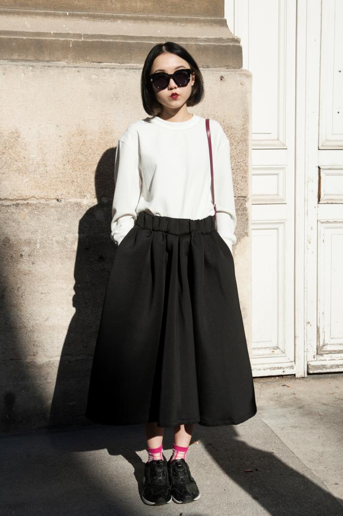 Sneakers abbinate a gonna ampia e pullover Sneakers nere indossate con gonna midi e pullover