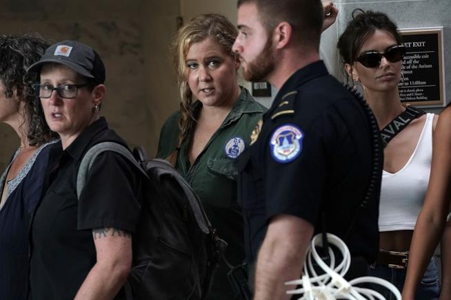 Amy Schumer ed Emily Ratajkowski arrestate durante una protesta contro Brett Kavanaugh Amy Schumer ed Emily Ratajkowski