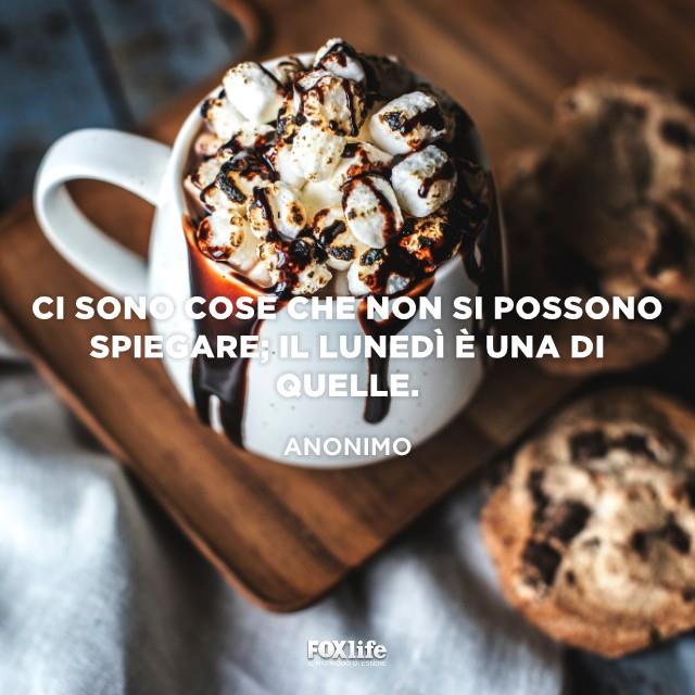 Lunedì senza ragione Tazza piena di cioccolato