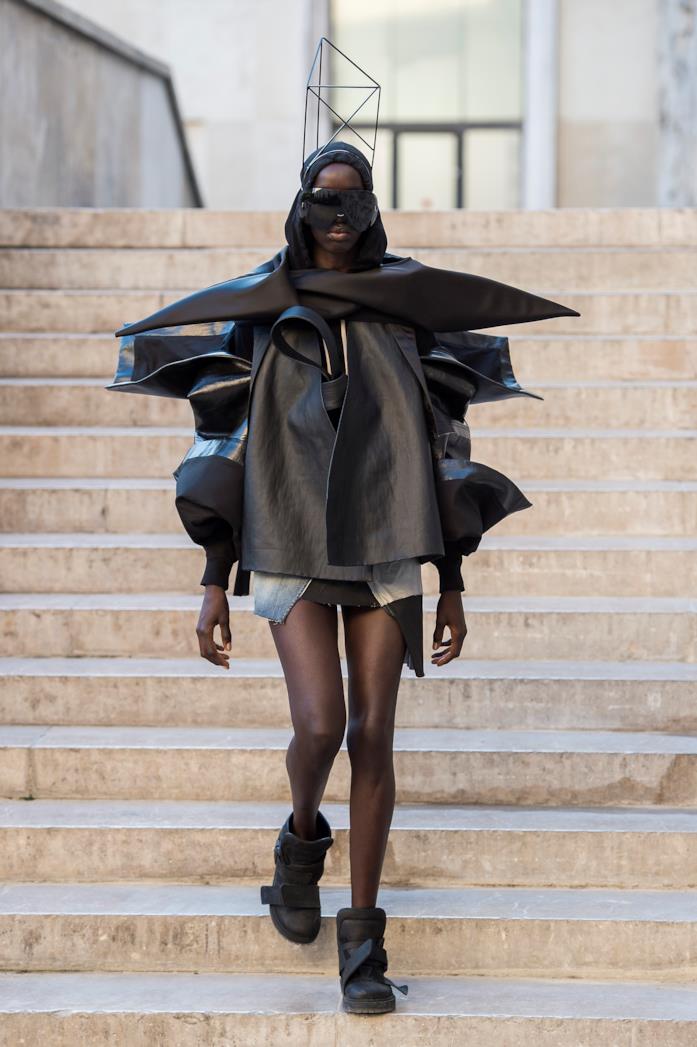 Rick Owens Birkenstock Modella sfila per Rick Owens con stivali Birkenstock