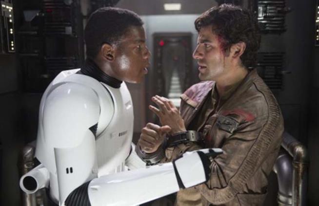 John Boyega pensa che tra Poe e Finn di Star Wars ci sia dell'attrazione John Boyega e Oscar Isaac in Star Wars