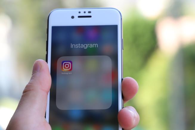 Nametag: ecco la nuova funzione di Instagram. Cos'è e come si usa. Uno smartphone con l'applicazione di Instagram