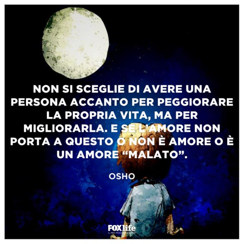 Si sceglie chi avere vicino Disegno di un bambino seduto di fronte alla luna