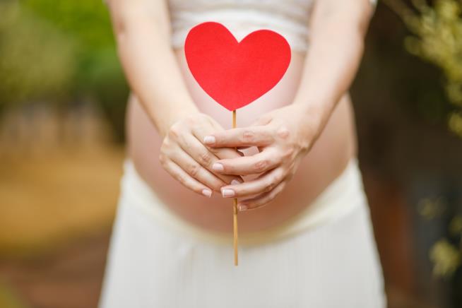 Come restare incinta con la sindrome da oviaio policistico Donna incinta che tiene in mano un cuore