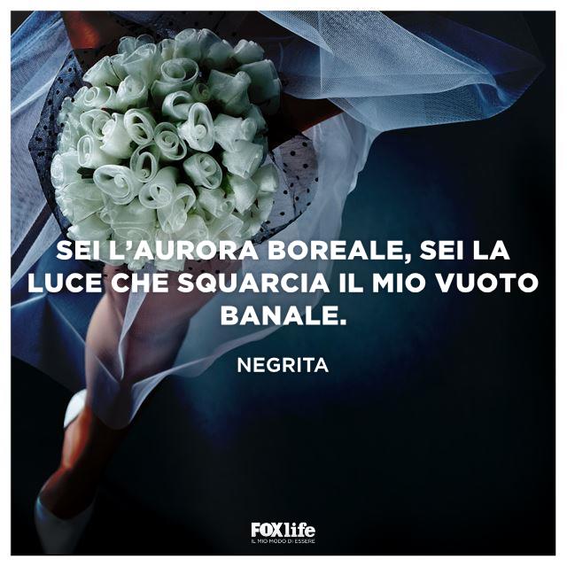Citazione Negrita Bouquet di rose bianche in primo piano