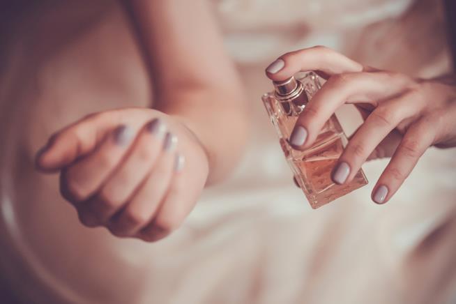 Indossare un profumo dalle note insolite nebulizzare un profumo sulla pelle
