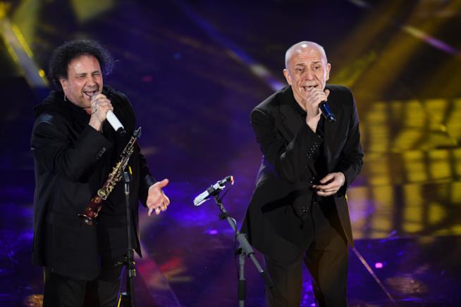 Enzo Avitabile e Peppe Servillo cantano Il coraggio di ogni giorno a Sanremo 2018 L'esibizione di Enzo Avitabile e Peppe Servillo a Sanremo 2018