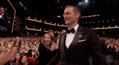 Il bacio tra Nicole Kidman e Alexander Skarsgård agli Emmy Awards Il bacio "portafortuna" di Nicole Kidman a Alexander Skarsgård