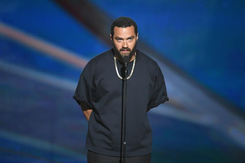 Jesse Williams di Grey's Anatomy sfoggia un nuovo look Il nuovo look di Jesse Williams