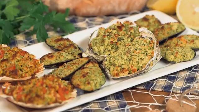La ricetta di Giallo Zafferano per cucinare cozze, ostriche e capesante gratinate al forno Cozze, ostriche e capesante gratinate
