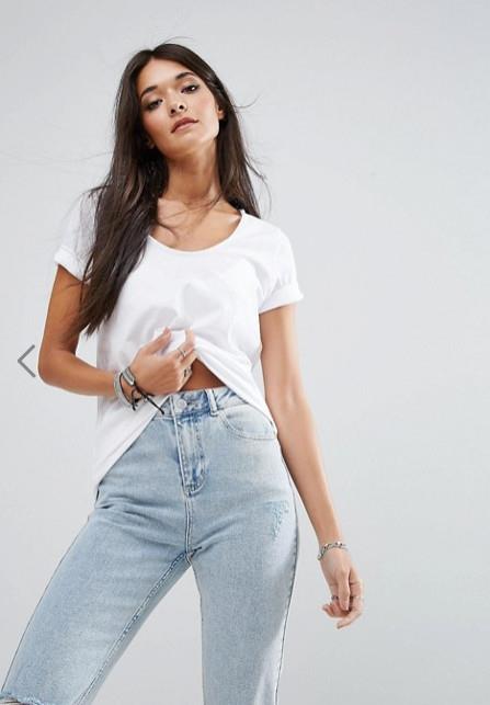 T-shirt bianca con scollo rotondo Ragazza che indossa una t-shirt bianca