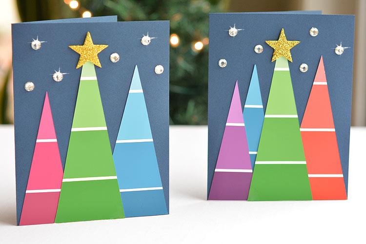 Cartolina con abeti colorati Cartolina terminata con gli abeti multicolore