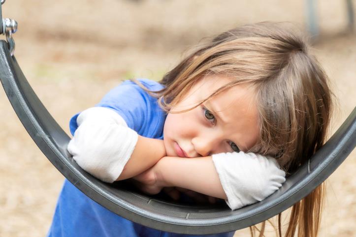Bambina con ansia da scuola Bambina triste con ansia da scuola