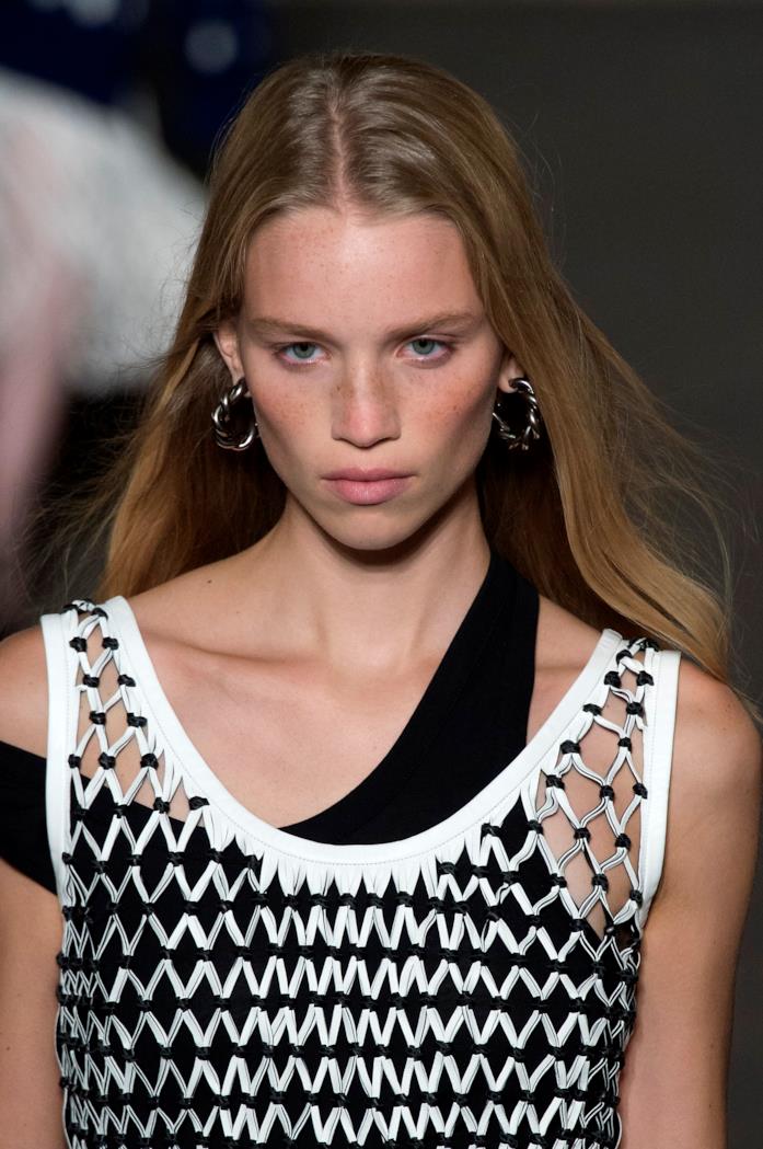 Gli orecchini a cerchio proposti in passerella da Sonia Rykiel Gli orecchini a cerchio firmati Sonia Rykiel