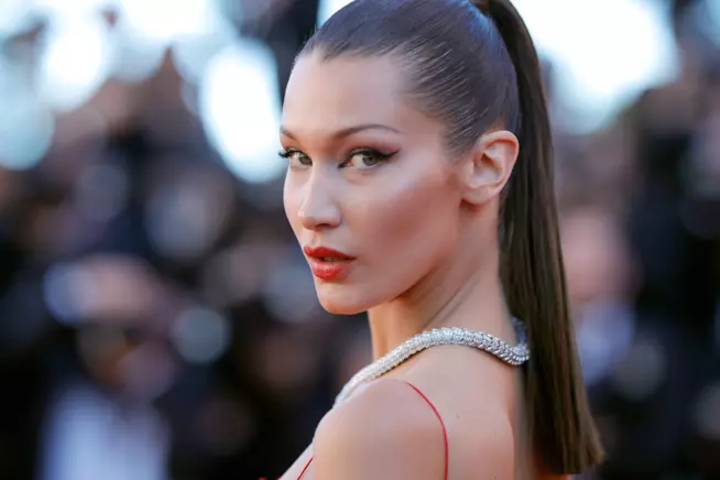 Bella Hadid e il relax Bella Hadid in primo piano