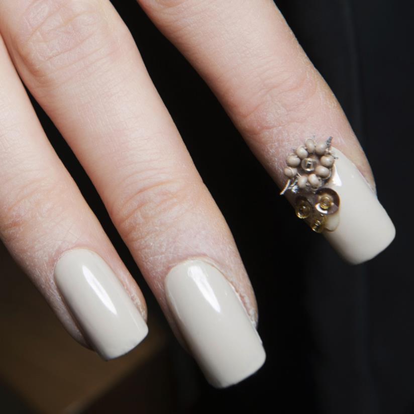 Unghie bianche da sposa con pietre