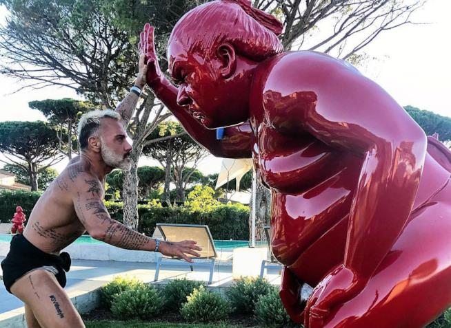 Nonostante il presunto crack finanziario Gianluca Vacchi appare sereno Gianluca Vacchi gioca con una statua di Buddha su Instagram