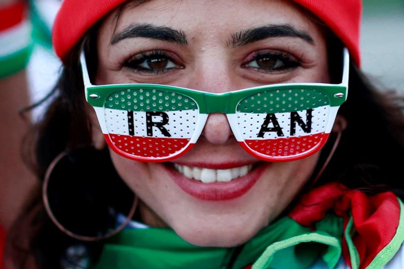 Iran, la sfida di Parisa: la prima fotografa di calcio maschile tifosa iraniana