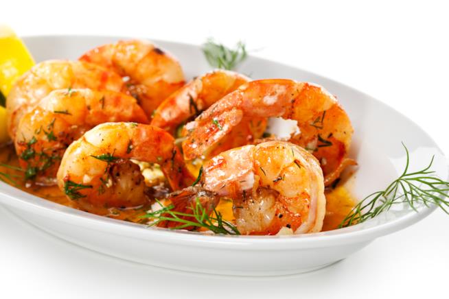 Antipasti di mare: i gamberi allo spumante con alloro, prezzemolo e cerfoglio Antipasti di mare: i gamberi allo spumante