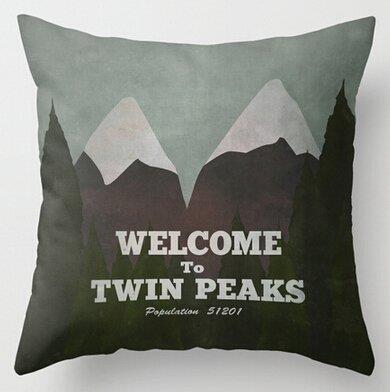 Cuscino con il logo di Twin Peaks Un cuscino quadrato con una stampa che rievoca il logo di Twin Peaks