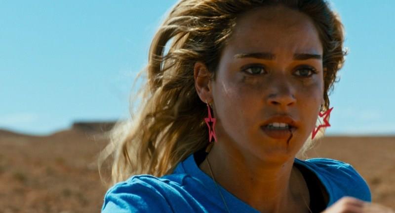 Revenge: un primo piano di Matilda Lutz Matilda Lutz in una scena di Revenge