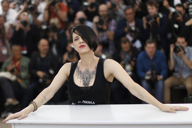 CNN prende le distanze da Asia Argento dopo lo scandalo sulle molestie a Jimmy Bennett Asia Argento