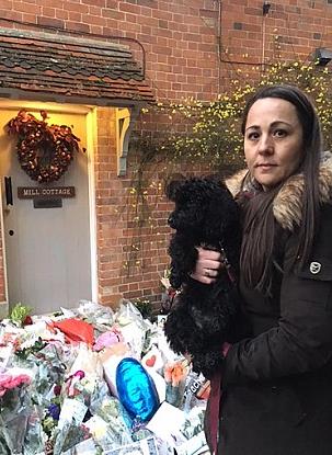 Lynette Gillard di fronte alla casa di George Michael Lynette Gillard porta un omaggio floreale a George Michael