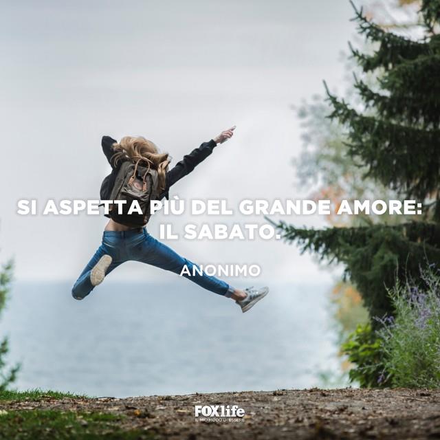 Attesa del sabato Ragazza salta felice