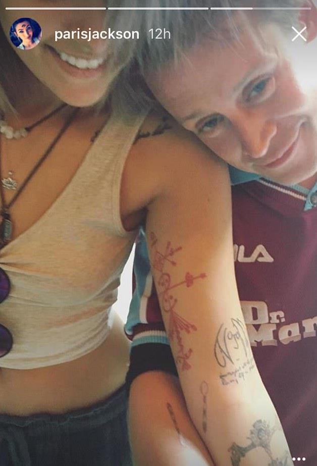 Macaulay Culkin e Paris Jackson hanno un tatuaggio uguale Paris Jackson e Macaulay Culkin con il loro tatuaggio uguale